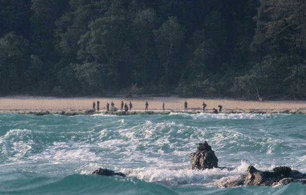 <p>Andaman Adaları´ndan Kuzey Sentiel Adası´nda yaşayan Sentinelese Kabilesi´nin yaşadığı bu ada 50-200 kişilik nüfusa sahip.</p>

<p> </p>
