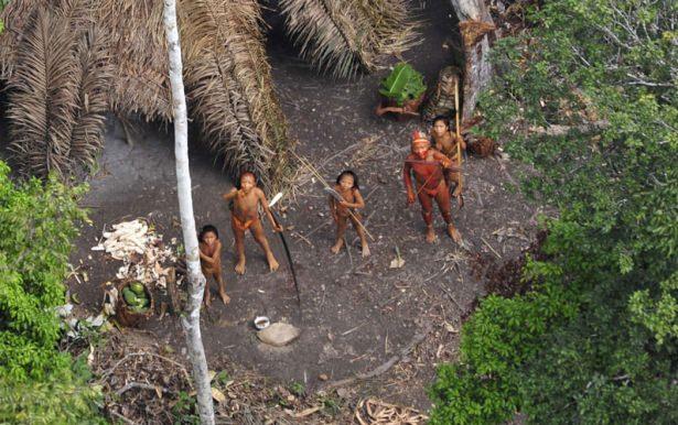 <p> 2004´te Tsunami felaketinden sonra Hindistan´ın bölgeye inceleme için gönderdiği bir helikopteri ateşli oklarla vurdular.</p>

<p> </p>
