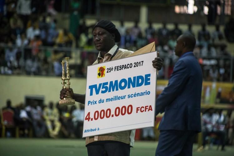 <p>Burkina Faso'nun başkenti Ouagadougou'da düzenlenen 25. Pan-Afrika FESPACO Film Festivali, ödül töreni gecesi ile sona erdi. Törende Burkina Fasolu film yönetmeni Adama Roamba ödül aldı.</p>

<p> </p>
