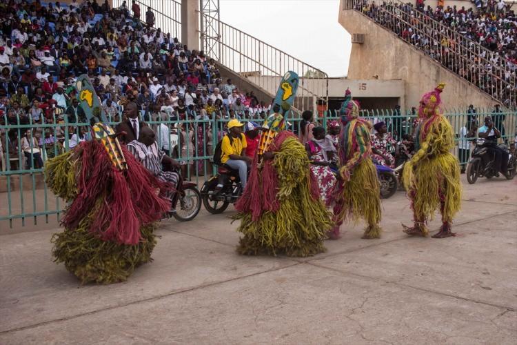 <p>Burkina Faso'nun başkenti Ouagadougou'daki Dr Issoufou Joseph Conombo Stadyumu'nda 25. Pan Afrikan Televizyon ve Sinema Festivali'nin (FESPACO) açılışı düzenlendi. Açılış töreninde renkli görüntüler sahne oldu.</p>

<p> </p>
