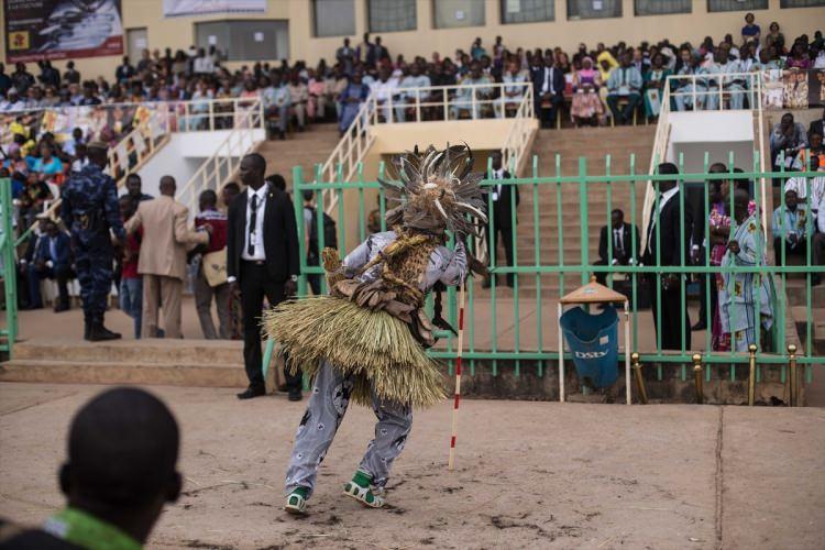 <p>Burkina Faso'nun başkenti Ouagadougou'daki Dr Issoufou Joseph Conombo Stadyumu'nda 25. Pan Afrikan Televizyon ve Sinema Festivali'nin (FESPACO) açılışı düzenlendi. Açılış töreninde renkli görüntüler sahne oldu.</p>

<p> </p>
