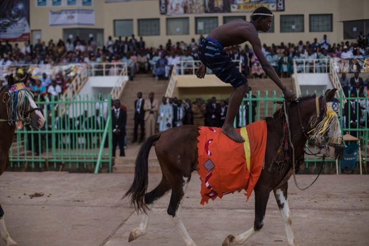 <p>Burkina Faso'nun başkenti Ouagadougou'daki Dr Issoufou Joseph Conombo Stadyumu'nda 25. Pan Afrikan Televizyon ve Sinema Festivali'nin (FESPACO) açılışı düzenlendi. Açılışta geleneksel etkinlikler sergilendi.</p>

<p> </p>
