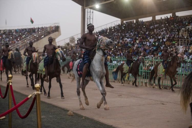 <p>Burkina Faso'nun başkenti Ouagadougou'daki Dr Issoufou Joseph Conombo Stadyumu'nda 25. Pan Afrikan Televizyon ve Sinema Festivali'nin (FESPACO) açılışı düzenlendi. Açılışta geleneksel etkinlikler sergilendi.</p>

<p> </p>
