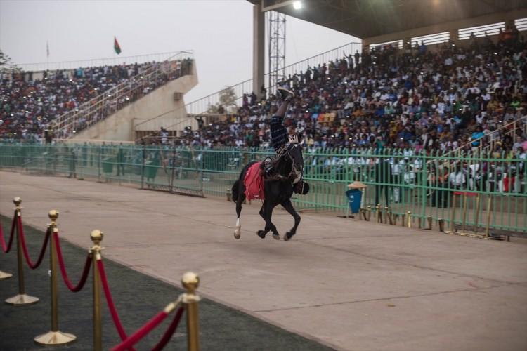 <p>Burkina Faso'nun başkenti Ouagadougou'daki Dr Issoufou Joseph Conombo Stadyumu'nda 25. Pan Afrikan Televizyon ve Sinema Festivali'nin (FESPACO) açılışı düzenlendi. Açılışta geleneksel etkinlikler sergilendi.</p>

<p> </p>
