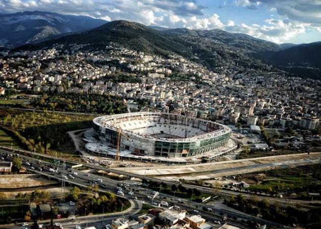 <p><strong>Timsah Arena</strong><br /><br />Yapımı büyük ölçüde tamamlanan bir başka stadyumda Bursa’da inşa edilen Timsah Arena Stadyumu. Bu sezonun ikinci yarısına yetiştirilmesi beklenen ancak çatı yapımındaki gecikmeden dolayı açılışı ertelenen stadyum 45 bin seyirci kapasitesine sahip olacak.</p>