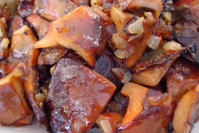 <p><strong>Melki (çıntar) kavurması</strong></p>

<p>Melki mantarı diğer adı (kanlıca mantarı) çıntar olarak da bilinirler. </p>
