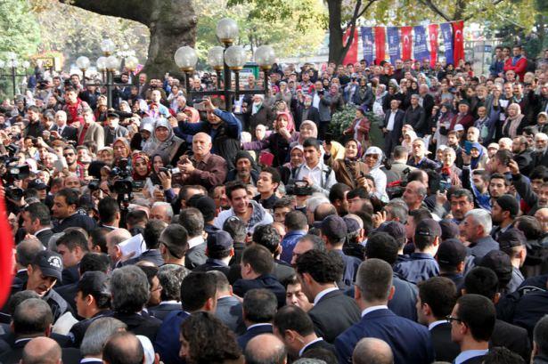 <p>Başbakan Davutoğlu gelmeden &ouml;nce camii ve &ccedil;evresinde yoğun g&uuml;venlik &ouml;nlemi alındı. Namaza gelenler tek tek &uuml;st araması yapıldıktan sonra camiye girebildi.</p>
