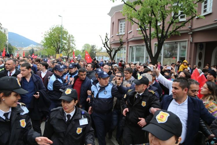 <p>Konuşmaların ardından yürüyüş başladı. Yürüyüşe belediye başkanları ve milletvekillerinin yanı sıra 'Diriliş Erturul' dizisinin oyuncuları da katıldı.</p>
