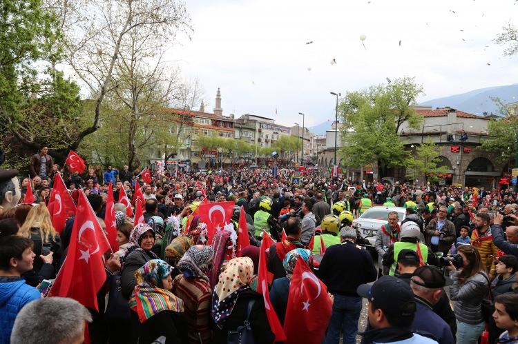 <p>Dizi oyuncuları Bamsı (Nurettin Sönmez), Turgut Alp (Cengiz Coşkun), Aliyar (Cem Uçan) ve Aslıhan (Gülsim Ali İlhan) da Fetih Yürüyüşü'nde vatandaşların ilgi odağı oldu. </p>
