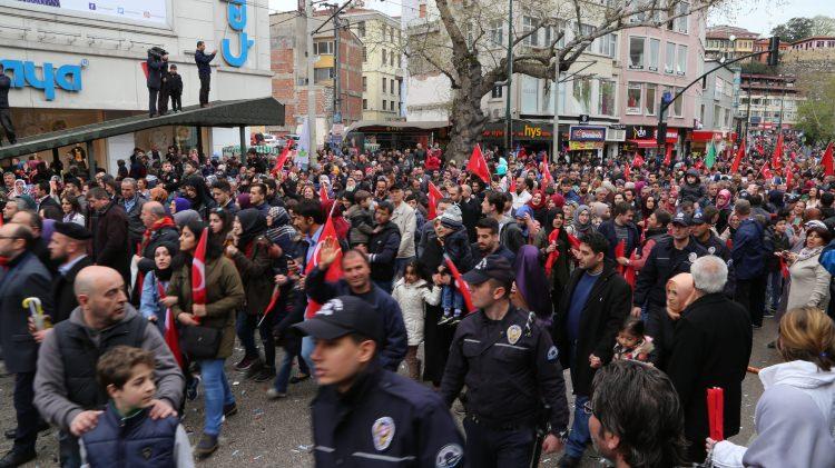 <p>Bursalılar ünlü sanatçılar ile tokalaşmak, fotoğraf çektirmek için güvenlik koridorunu aşmaya çalıştı. </p>