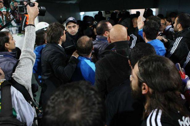 <p>Bursa'da maçın son düdüğünün ardından Gökhan Töre ile Ertuğrul Sağlam arasında gerginlik yaşandı</p>
