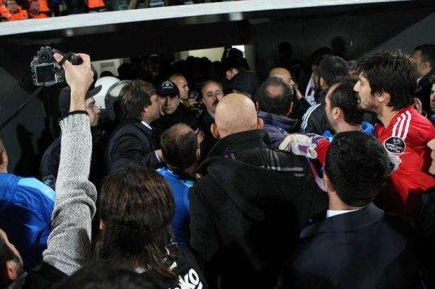 <p>Bursa'da maçın son düdüğünün ardından Gökhan Töre ile Ertuğrul Sağlam arasında gerginlik yaşandı</p>
