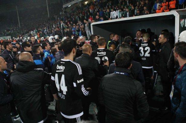 <p>Bursa'da maçın son düdüğünün ardından Gökhan Töre ile Ertuğrul Sağlam arasında gerginlik yaşandı</p>
