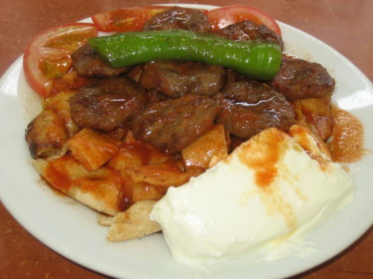 <p><strong>Pideli köfte</strong></p>
