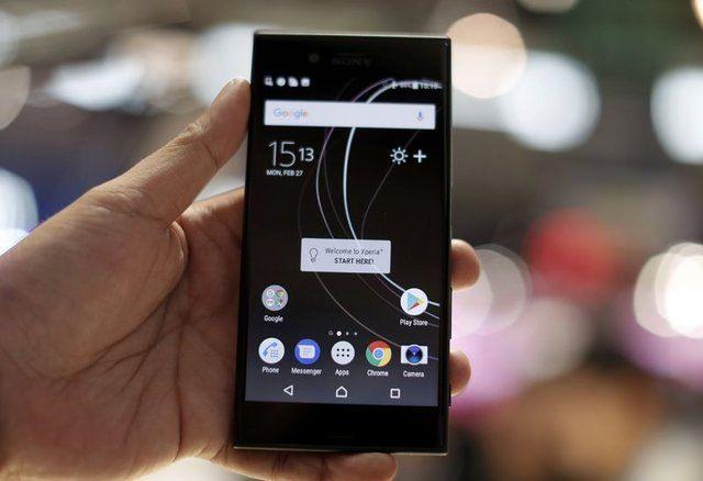 <p>XperiaTouch, aile ve dostların bir masa etrafında ya da düz duvar önünde bir araya gelerek oyunların tadını çıkarmasına, çevrimiçi videoları izlemesine, mesajlaşma uygulamaları ve sosyal ağları kullanarak iletişim kurmasına imkân tanıyor. XperiaTouch görüntülü sohbet için bir Skype portalı da sunuyor.</p>
<p> </p>