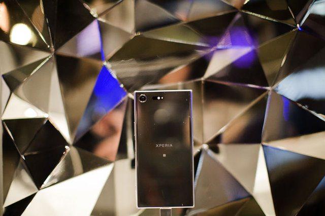 <p>Motion Eye kamera, 960 fps ile sektör ortalamasına göre dört kat daha yavaş video çekimi sağlıyor. 5.2 inçlik formu yeniden tasarlanan ve aynı Motion Eye kamerayı barındıran Xperia XZ, Nisan 2017’de satışa sunulacak.</p>
<p> </p>