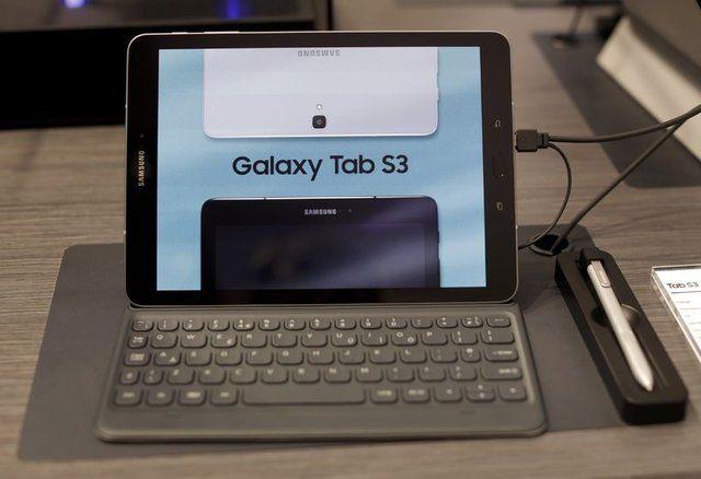 <p>GalaxyTab S3, 12 saate kadar ve GalaxyBook ise maksimum 10.5 saat video oynatabiliyor. GalaxyTab S3, kesintisiz oyun deneyimi için “Rahatsız Etmeyin” gibi modlar da sunuyor.</p>
<p> </p>