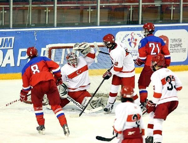 <p>Erzurum'da düzenlenen EYOF 2017'de buz hokeyi takımımız, Rusya'ya 42-0 yenilince sosyal medyada espriler ardı ardına patladı.</p>
