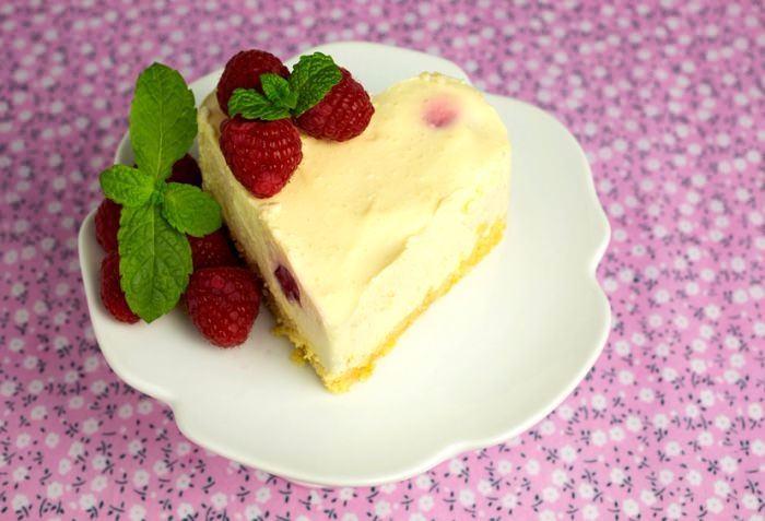 <p><strong>Mini cheesecake kalıpları</strong></p>

<p>Soğutulmuş büz küpünü yağlayın, her küp kalıbına çikolota dökün, daha sonra peynirli karışımı dökün ve dondurucuda 2-3 saat dondurun. Porsiyonu kontrol altına almak isteyenler için harika bir yöntem.</p>
