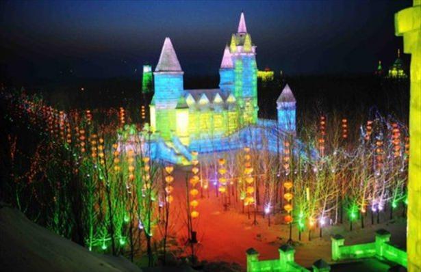 <p>Festival i&ccedil;in hazırlanmış buzdan yapılan dev heykeller izleyicilerin ilgisini &ccedil;ekeceğe benziyor. Buz heykellerin sergilenmesinin yanısıra &ccedil;eşitli etkinliklerle s&uuml;recek olan festival bir ay boyunca devam edecek.</p>
