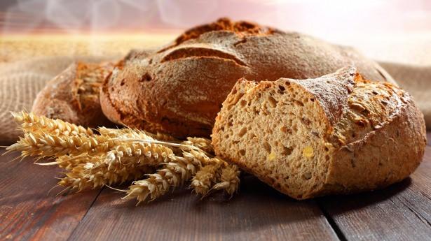 <p>Dondurucudaki ekmek sarılı olmalı böylece nemlenmez. Dondurucudan çıkardıktan sonra yemeden veya tost yapmadan önce tamamen çözülmesini beklemelisiniz.</p>
