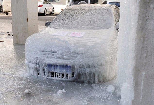 <p>Birçok kişinin buzlanan araba camını temizlerken başvurduğu ilk yöntem sıcak su oluyor. Fakat sıcak su buzu eritse de aniden çatlamaya neden olabiliyor. </p>

<p><strong>İşte size buzlu camı temizlerken işinize yarayacak püf noktalar...</strong></p>
