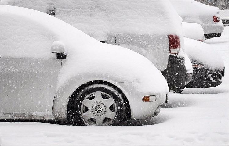 <p>Son günlerde yağan yoğun kar yağışı nedeniyle birçok araç karlar altında kaldı. </p>

<p>Vatandaşların çoğu kar altında kalan ve buzlanan arabalarını temizlerken güçlük yaşıyor. </p>
