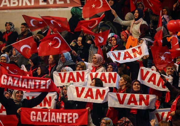 <p>Partililere, parti teşkilatı tarafından hazırlanan kumanyalar dağıtıldı.</p>