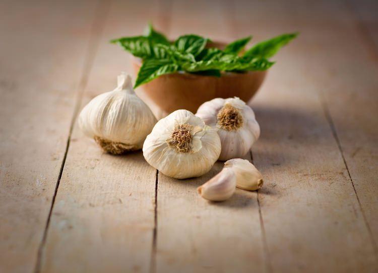 <p>Sarımsak (Allium sativum): Bu bitkinin toprak altındaki baş kısmı hem yenir ve hem de baharat olarak kullanılır. </p>