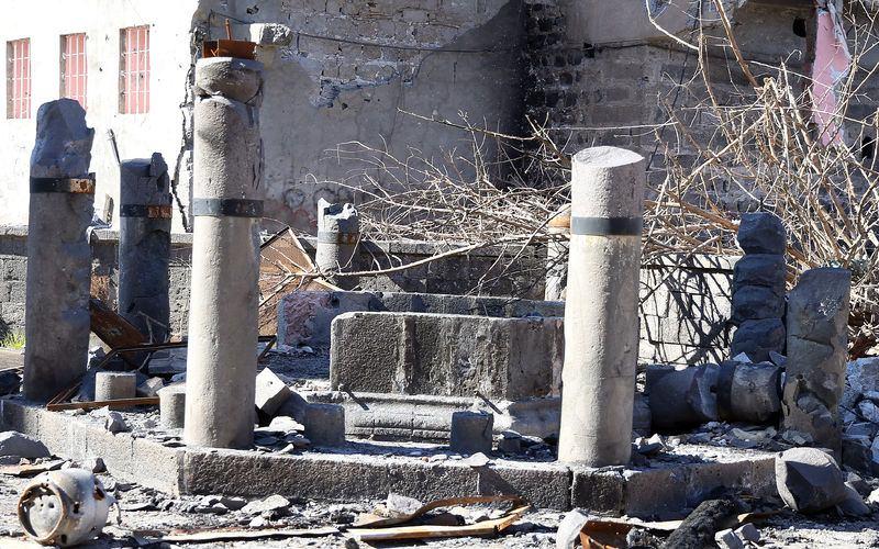 <p>Terör örgütü PKK mensuplarınca 7 Aralık'ta düzenlenen saldırıda Fatihpaşa Camisi'nde yangın çıkmış, bölgeye sevk edilen itfaiye ve polis ekipleri, teröristlerin uzun namlulu silahlarla ateş açması nedeniyle alevlere müdahalede bulunamamıştı. (AA) </p>
<p> </p>