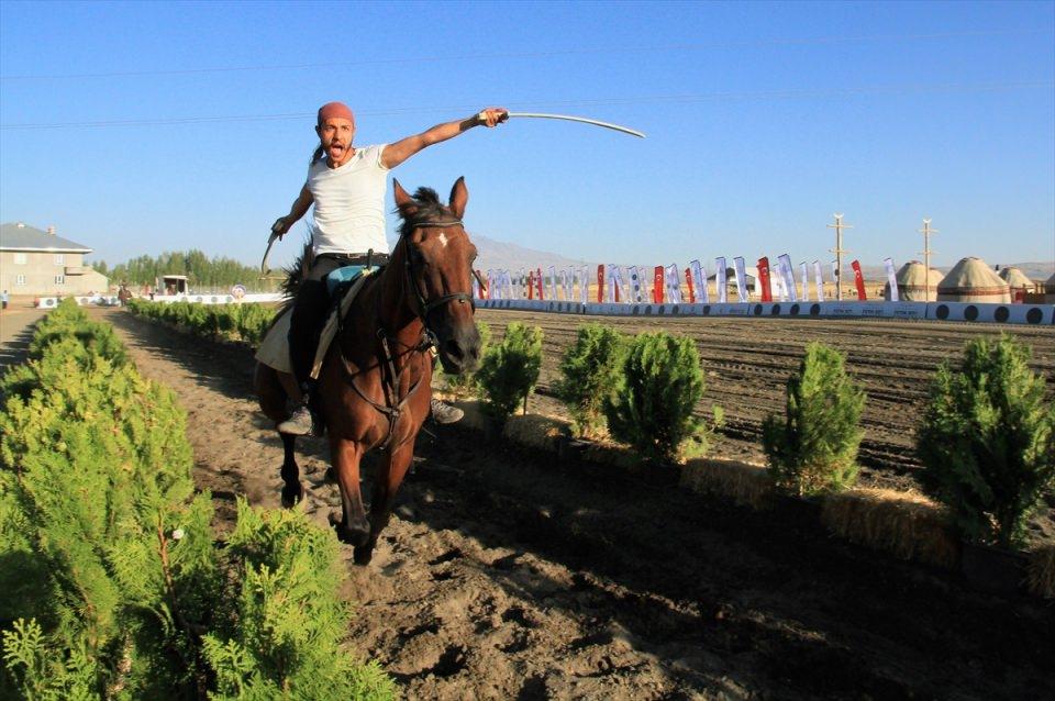 <p><strong>"Dünya çapında sporcularımız var"</strong></p>

<p>Malazgirt Zaferi kutlamalarına katılmak ve atlı okçuluk gösterisi sunmak için ilçeye gelen sinema sanatçısı Cemal Hünal ise 2 yıl önce de aynı yerde gösteri yaptıklarını anımsattı. </p>
