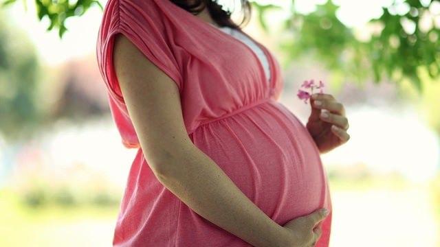 <p>Tüp Bebek Uzmanı Op. Dr. Seval Taşdemir, vurguluyor: <strong>“Hamilelik sürecinde bitkileri ve bitki çaylarını dikkatli tüketin; düşük riskiniz var!”</strong></p>
