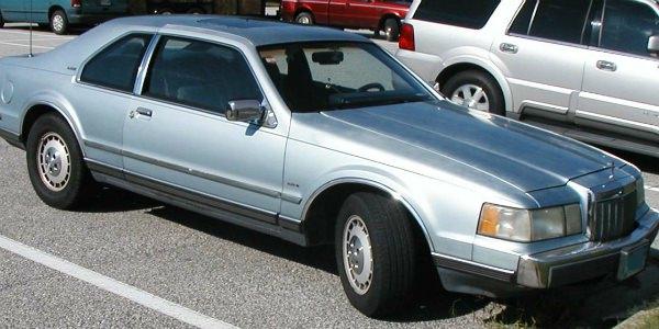 <p><strong>16- License to Kill (1989)</strong><br />
Serinin en düşük gişeli filmlerinden biri olan yapımda James Bond, Lincoln Mark VII kullandı.</p>