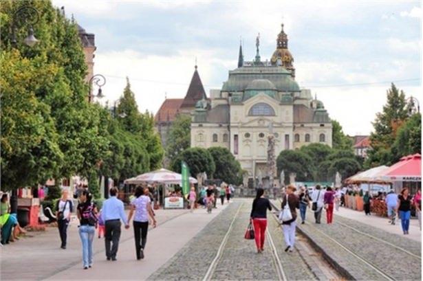 <p>21- Slovakya</p>

<p>Kişi başına yıllık asgari ücret: 8.394 dolar</p>
