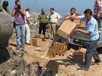 İÇKİ En yaygın sahtecilikten birisi alkollü içkide yaşanıyor. Birçok tehlikeli maddenin yanı sıra özellikle karışımda kullanılan metil alkol zehirliyor ve körlüğe neden olabiliyor.