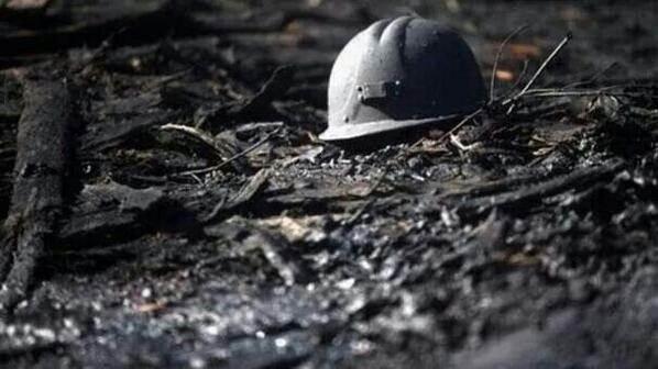 <p><strong>2014 Soma kömür madeni faciası:</strong> Türkiye'de en büyük kayıbın yaşandığı maden kazasıdır. 13 Mayıs 2014 tarihinde Manisa'nın Soma ilçesinde, Soma Holding tarafından işletilen kömür ocağında meydana gelmiştir. Patlamanın etkisiyle madende yangın çıkmış ve çok sayıda madenci içeride mahsur kalmıştır. Faciada toplam 301 kişi hayatını kaybetmiştir</p>