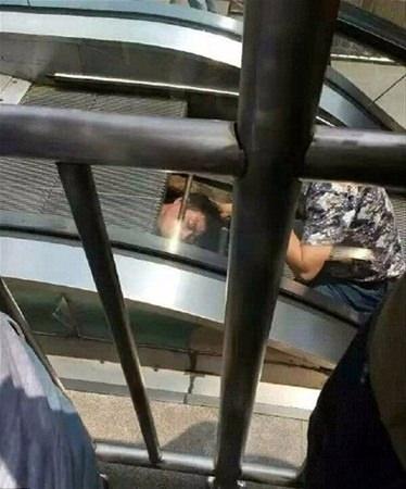 <p>&Ccedil;in'in Chongqing kentinde bulunan bir merkezde y&uuml;r&uuml;yen merdiveni tamir eden teknisyen &ccedil;alışır halde bulunan merdivenin i&ccedil;inde d&uuml;şt&uuml;.&nbsp;</p>
