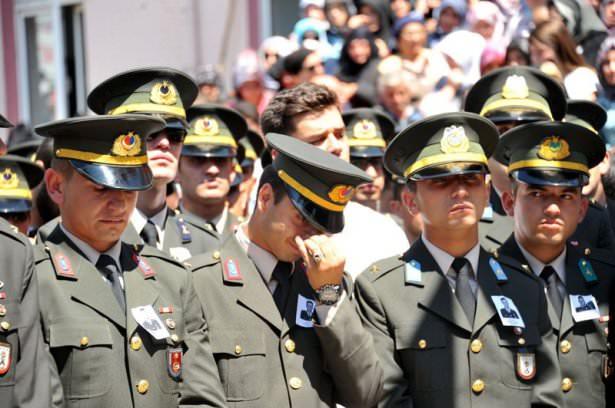 <p>Tören öncesinde Şehidin babası Ömer As’a Milli Savunma Bakanı Yardımcısı Hasan Kemal Yardımcı başsağlığı diledi. 3 oğlundan en küçüğünü şehit veren acılı baba taziyeleri evinin önünde kabul ederek, “Allah devlete millete zeval vermesin, vatanımız sağ olsun. Allah kötülere fırsat vermesin” dedi.</p>