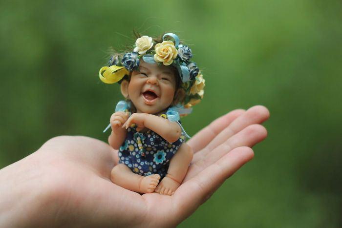 <p>Klasik oyuncak bebek tiplemelerine farklılık getiren ve bunu kendine has haliyle ilmek ilmek işleyen Rus sanatçı <strong>Elena Kirilenko'nun tasarladığı bebekler oldukça orjinal görünüyor!</strong></p>
