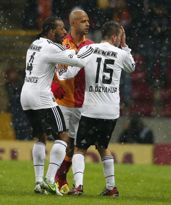Spor Toto Süper Lig'in 19. haftasında Galatasaray ile Beşiktaş arasında oynanan maçın 61. dakikasında Felipe Melo direkt kırmızı kart gördü. Beşiktaşlı futbolcu Oğuzhan Özyakup'a tükürdüğü gerekçesiyle hakem Tolga Özkalfa tarafından kırmızı kart gösterilen Brezilyalı futbolcu, kararın ardından hem yan hakeme hem de orta hakeme itirazda bulundu. 