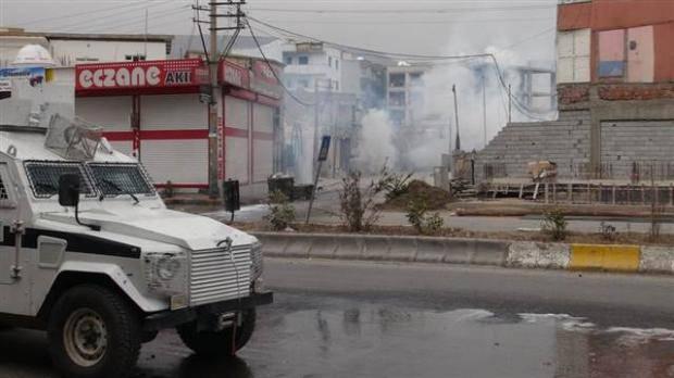 <p><span>Protesto amacıyla yapılan yürüyüşlerde olaylar çıktı. Şırnak'ta emniyet güçlerine </span><a class="link_keywords" title="Molotof" href="http://www.haber7.com/etiket/molotof" target="_blank">Molotof</a><span> atmak isteyen bir gösterici elindeki şişe kırılınca alevler içinde kaldı.</span></p>