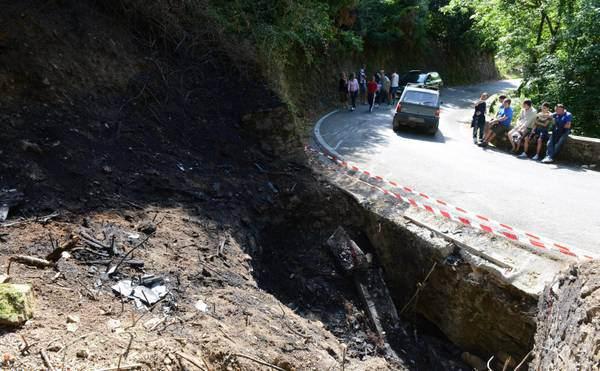 İtalya'da gerçekleştirilen bir ralli büyük bir trajediye sahne oldu. Yoldan çıkan araç yanarak kül oldu. Aracın içinde bulunan 10 yıldır beraber yaşayan nişanlı çift yani pilot ve yardımcısı yanarak feci şekilde can verdi.