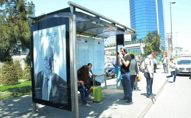 <div>ZEKİ ALASYA</div>

<div> </div>

<p>Topluma mal olmuş kişilerin anısına tasarlanan "Vefa Durakları Projesi" kapsamında hazırlanan özel görseller Proje kapsamında ilk olarak İstiklal Marşı'nın şairi Mehmet Akif Ersoy için özel durak tasarlanmıştı. Barış Manço, Prof. Dr. Necmettin Erbakan, Muhsin Yazıcıoğlu, Kayahan, Turgut Özal ve Zeki Alasya gibi isimler anısına özel duraklar yapıldı.</p>
