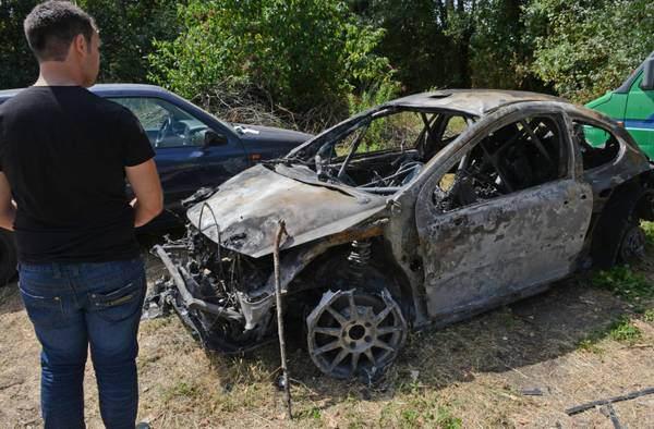 İtalya'da gerçekleştirilen bir ralli büyük bir trajediye sahne oldu. Yoldan çıkan araç yanarak kül oldu. Aracın içinde bulunan 10 yıldır beraber yaşayan nişanlı çift yani pilot ve yardımcısı yanarak feci şekilde can verdi.