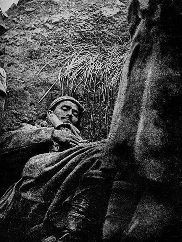 <p>I. Dünya savaşı esnasında siperde bir Türk askeri</p>
