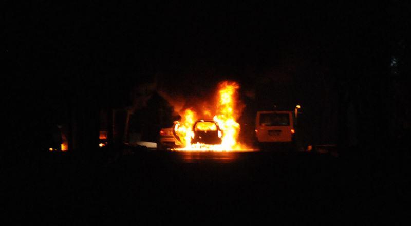 <p>Diyarbakır'ın Merkezi Bağlar ilçesi ile merkez yenişehir ilçesinin Seyrantepe semtlerinde PKK'nın şehir yapılanması olan Sivil Savunma Birlikleri (YPS) tarafından yollar kesildi.</p>
<p></p>