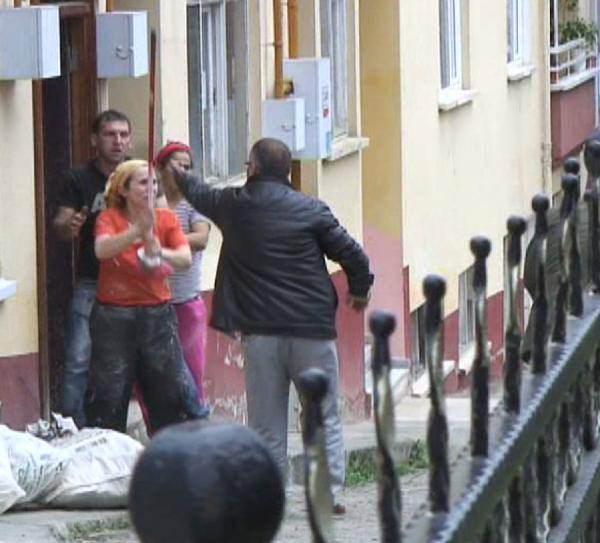 Ordu'da sokakta dövdükleri ve ellerinden kaçırdıkları genci bir işyerinin önünde sıkıştıran iki kişi, genci korumaya çalışan kadınların fırça süpürgeyle direnmesi üzerine neye uğradıklarını şaşırdı.