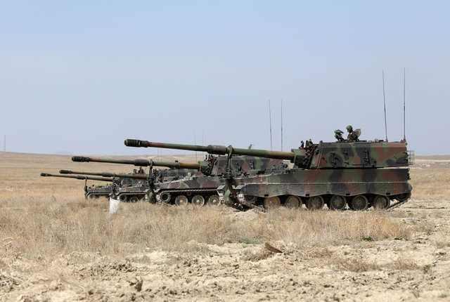 <p><strong>DUVARDA SONA YAKLAŞILDI </strong><br />
911 kilometre Türkiye-Suriye sınırının güvenliğini sağlaması ve kaçak geçişlerin önlenmesi amacıyla Sınır Fiziki Güvenlik Sistemi (SFGS) kurulması için başlatılan duvar örme çalışmalarında da sona yaklaşıldı. Duvar örme işlemleri Kilis, Gaziantep, Hatay, Şanlıurfa ve Mardin illerinde devam ediyor..</p>