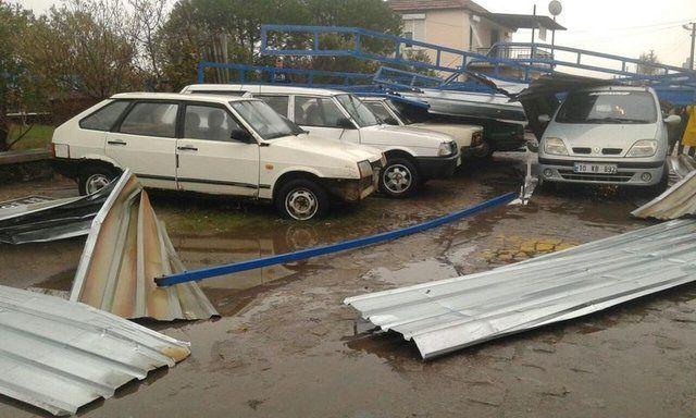 <p>Bir apartmanın çatısından düşen kiremitler bazı araçlara zarar verdi. Ayvalık Sanayi Sitesinde hortum nedeniyle uçan dev perguleler site içerisinde park halindeki araçların üzerine devrildi.</p>

<ul>
</ul>

<ul>
</ul>
