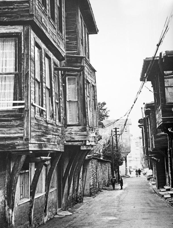 <p>Ömrünü ahşap yapıları fotoğraflamaya adayan Prof. Dr. Reha Günay, 1960 yılından bu yana İstanbul'da fotoğrafladığı binaların yüzde 70'nin yok olduğunu söyledi.</p>

